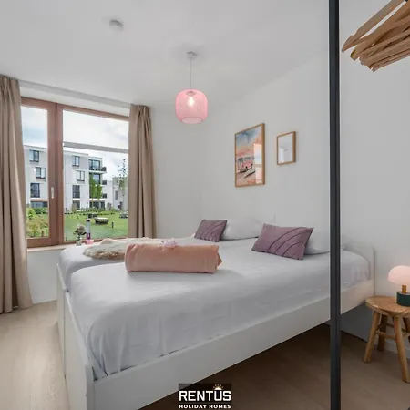 Sea En Rose - Family Near And Centre